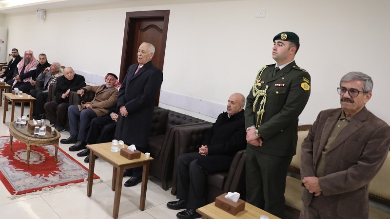 مندوبا عن الملك وولي العهد العيسوي يعزي آل صالح